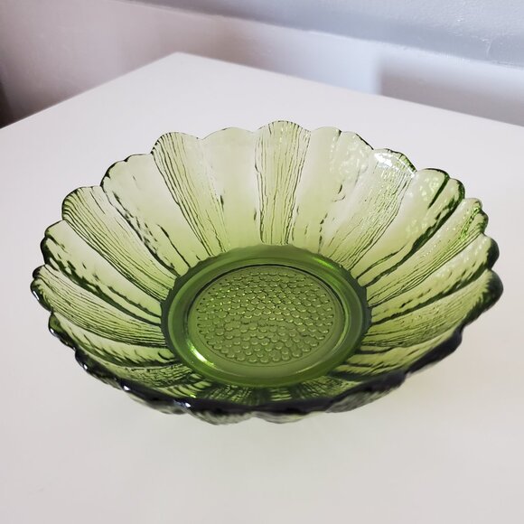 Vintage Indiana Glass Sunflower Bowl – Avocado Green (1970s) - Picture 5 of 5
